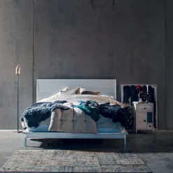 Mesita de noche Abisko con patas bajas, Blanco, asa de piel de alce marrón