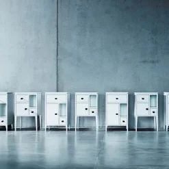 Mesita de noche Abisko con patas altas, Blanco, encimera de hormigón, asa de piel de alce marrón