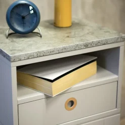 Mesita de noche Höllviken con patas altas, Gris claro