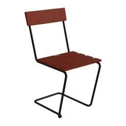 Silla 1, Roble teñido en rojo oscuro con estructura de acero negro