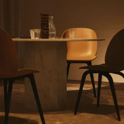 Silla Beetle plástico, Amber brown, patas negras