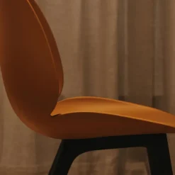 Silla Beetle plástico, Amber brown, patas negras