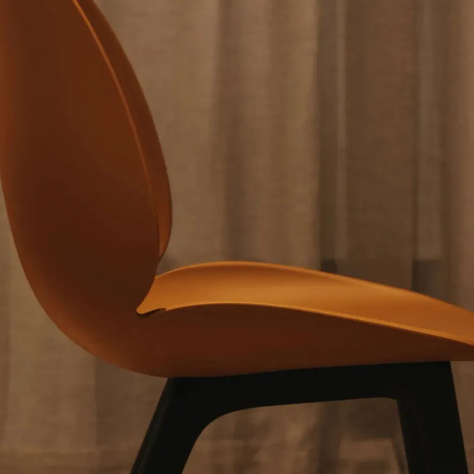 Silla Beetle plástico, Amber brown, patas negras