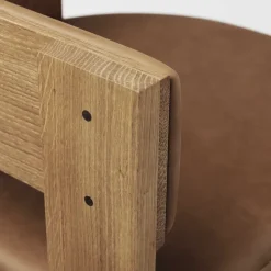 Silla Collector, Roble lacado en tono cálido-cuero coñac