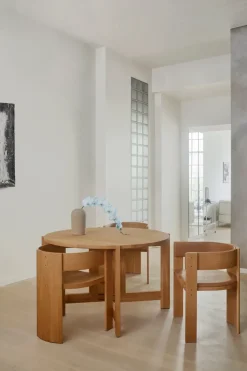 Silla Collector, Roble lacado en tono cálido-cuero coñac