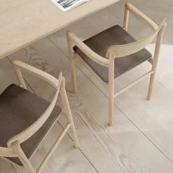 Silla con brazos Post 3446 , Piel premium 88-negro barnizado roble