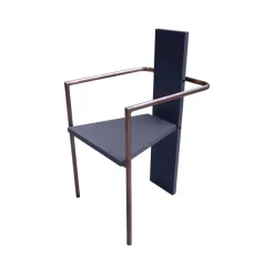 Silla con reposabrazos Concrete, Base arcilla con acabado cobrizo