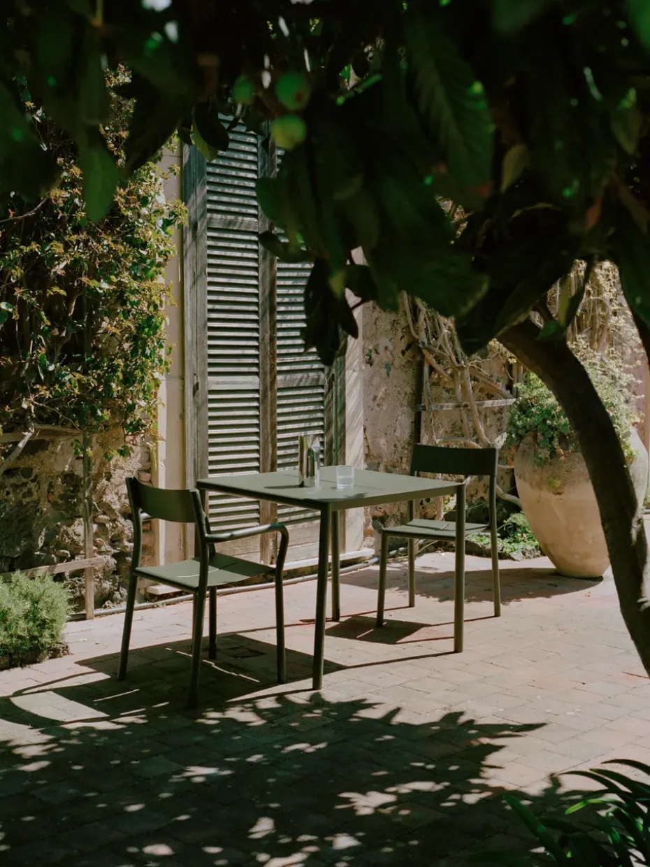 Silla con reposabrazos May Armchair Outdoor, Dark Green