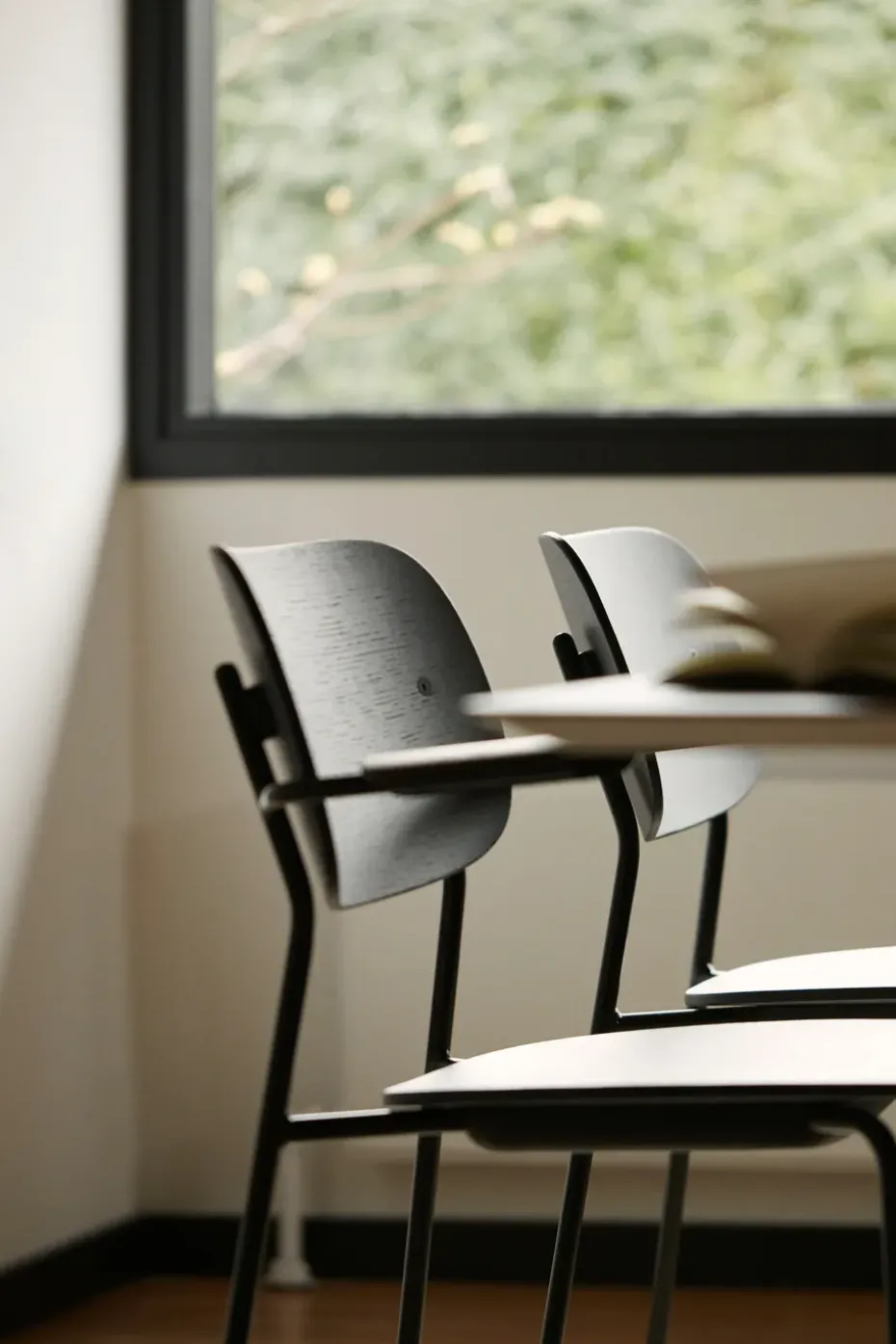Silla de comedor con patas negras Co , roble negro