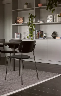 Silla de comedor con patas negras Co , roble negro