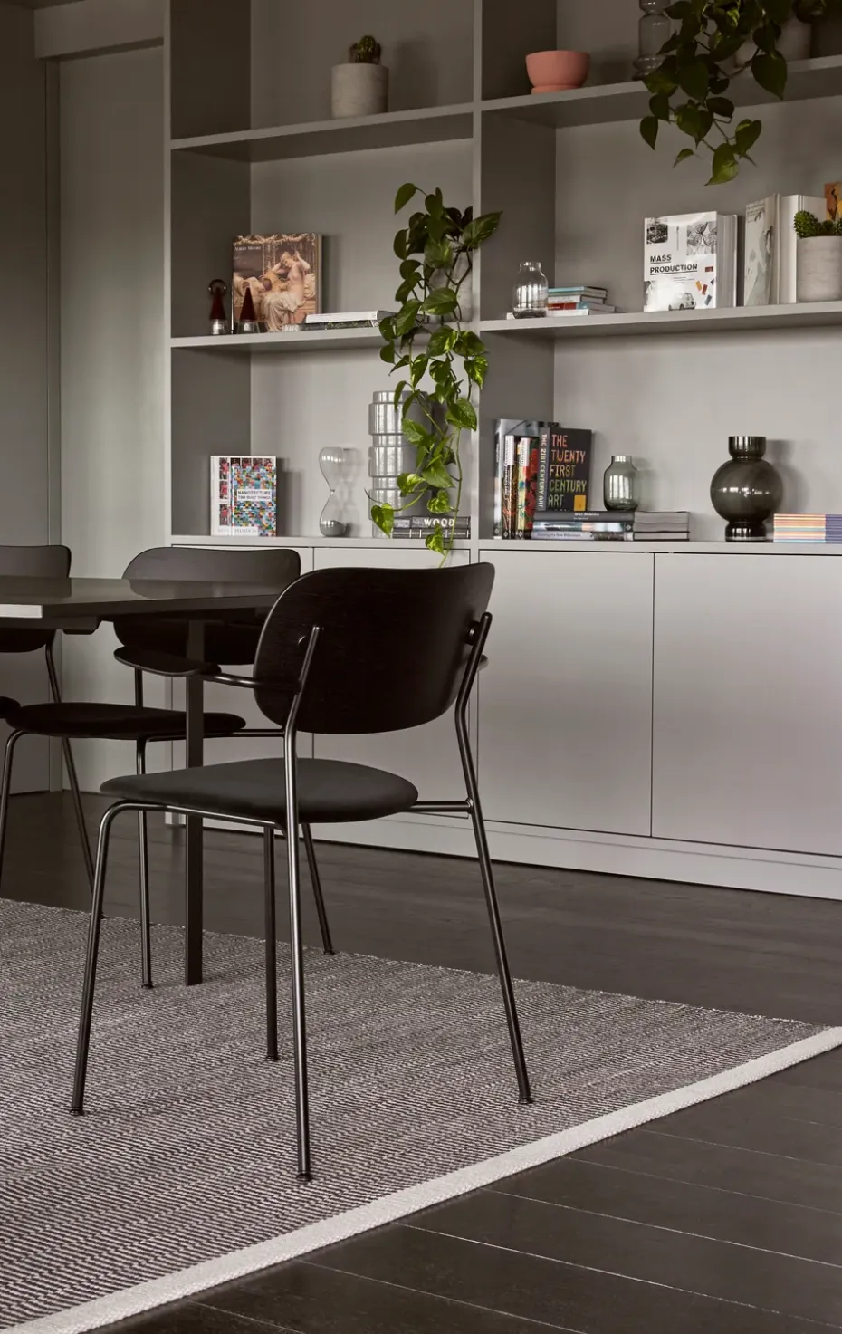 Silla de comedor con patas negras Co , roble negro