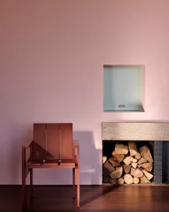 Silla de comedor Crate con reposabrazos en pino lacado, Rojo hierro