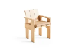 Silla de comedor Crate con reposabrazos en pino lacado, Pino lacado al agua