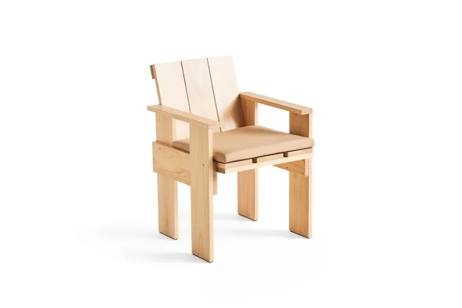 Silla de comedor Crate con reposabrazos en pino lacado, Pino lacado al agua