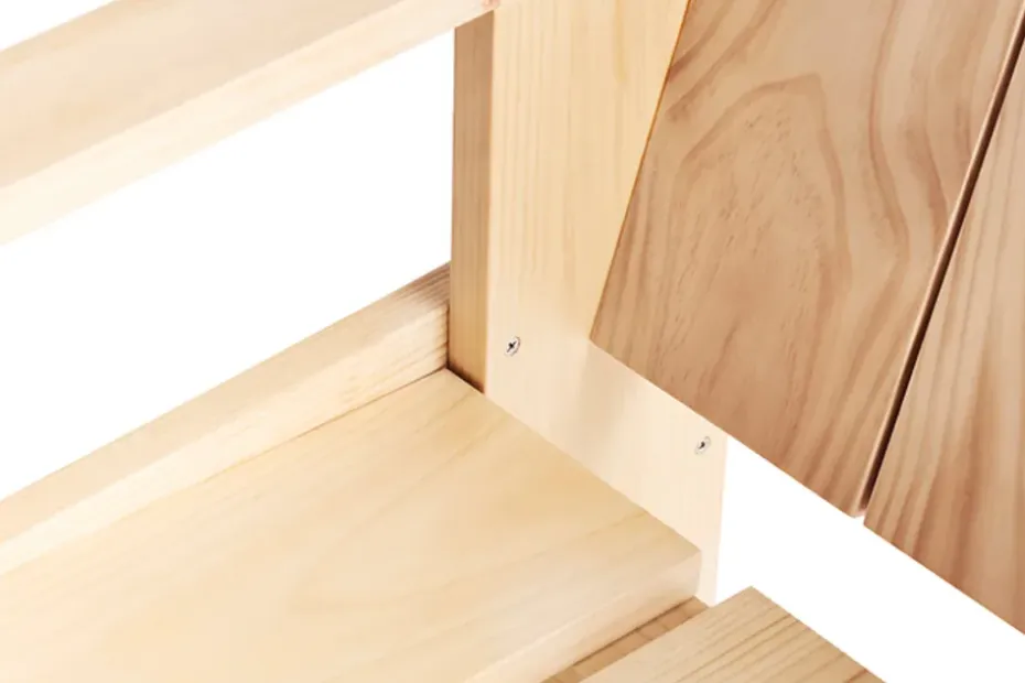 Silla de comedor Crate con reposabrazos en pino lacado, Pino lacado al agua