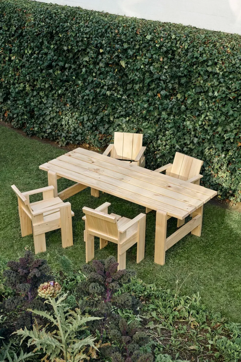 Silla de comedor Crate con reposabrazos en pino lacado, Pino lacado al agua