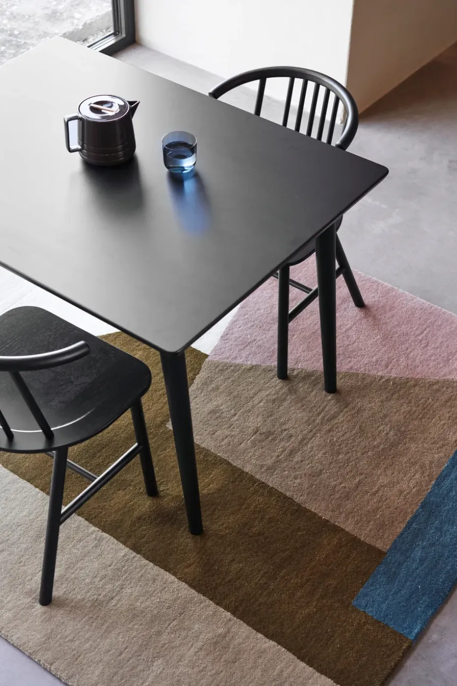 Silla de comedor VIOR, Roble lacado en negro
