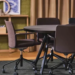 Silla de oficina elevable/bajable sin basculación Stella, Cuero elmosoft 99999 negro, base de cromo, reposabrazos forrado en cuero, respaldo flexible