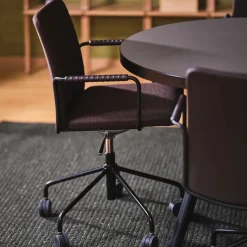 Silla de oficina elevable/bajable sin basculación Stella, Cuero elmosoft 99999 negro, base de cromo, respaldo flexible