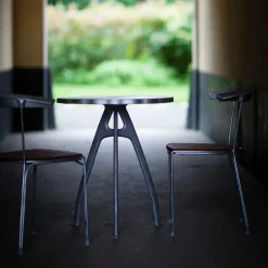 Silla Dover, Caoba aceitado, soporte negro