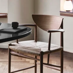 Silla Drawn HM4 con reposabrazos, Nogal