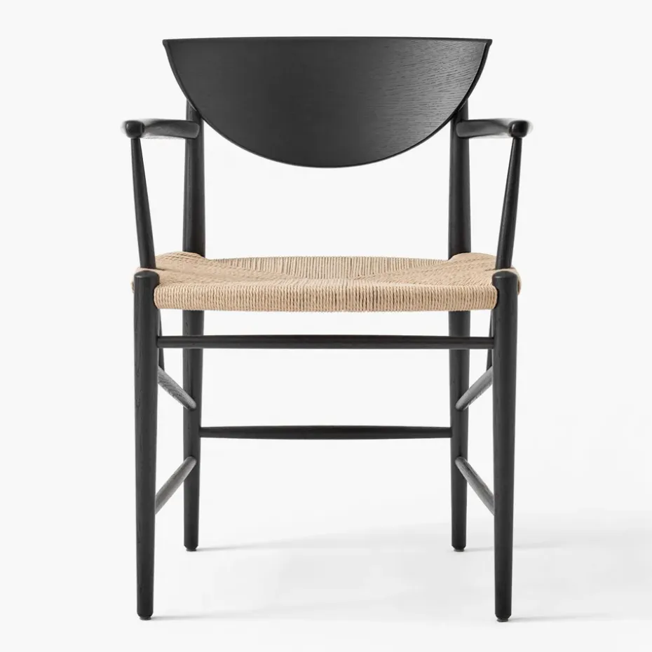 Silla Drawn HM4 con reposabrazos, roble negro