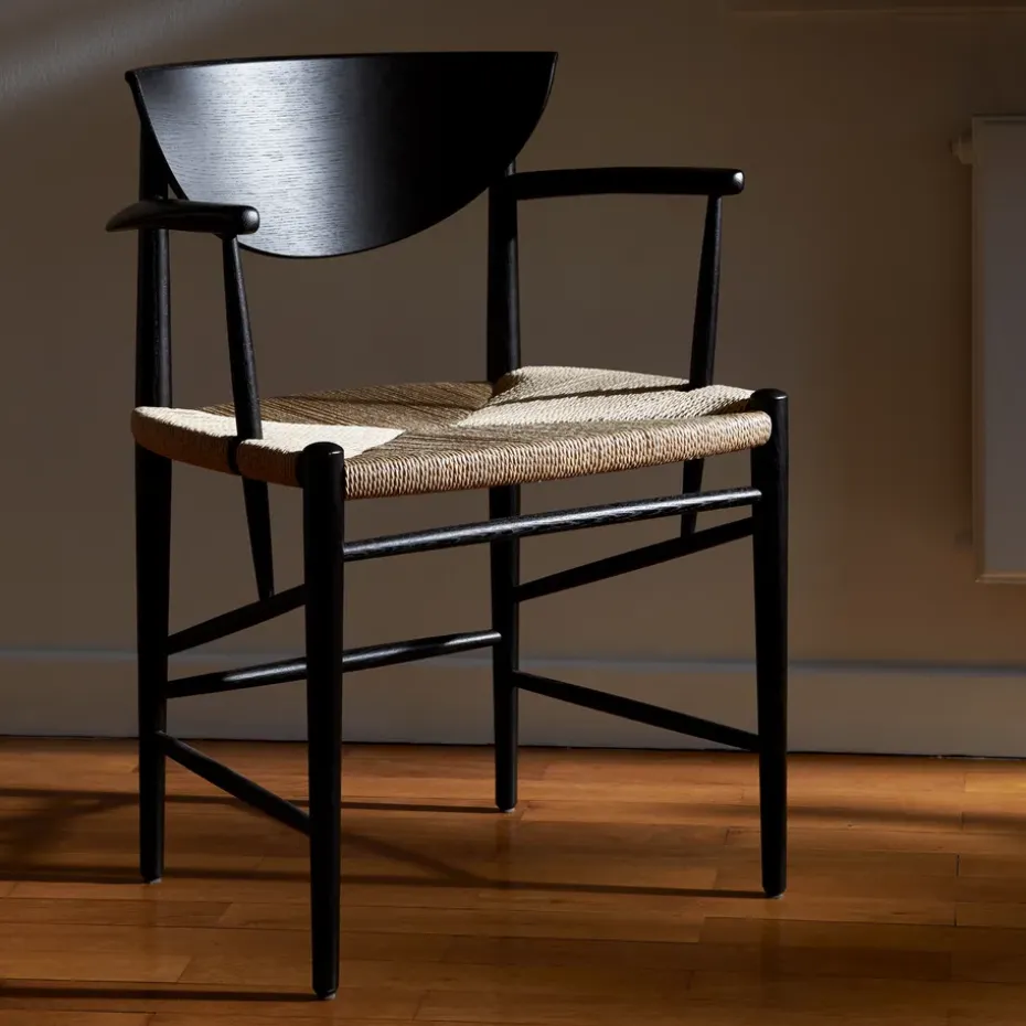 Silla Drawn HM4 con reposabrazos, roble negro