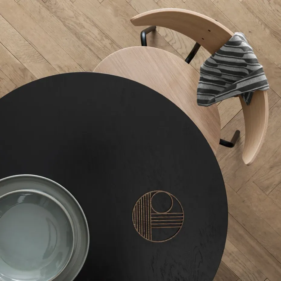 Silla Herman, Walnut, base de acero en color negro