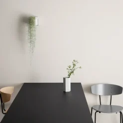 Silla Herman, Walnut, base de acero en color negro