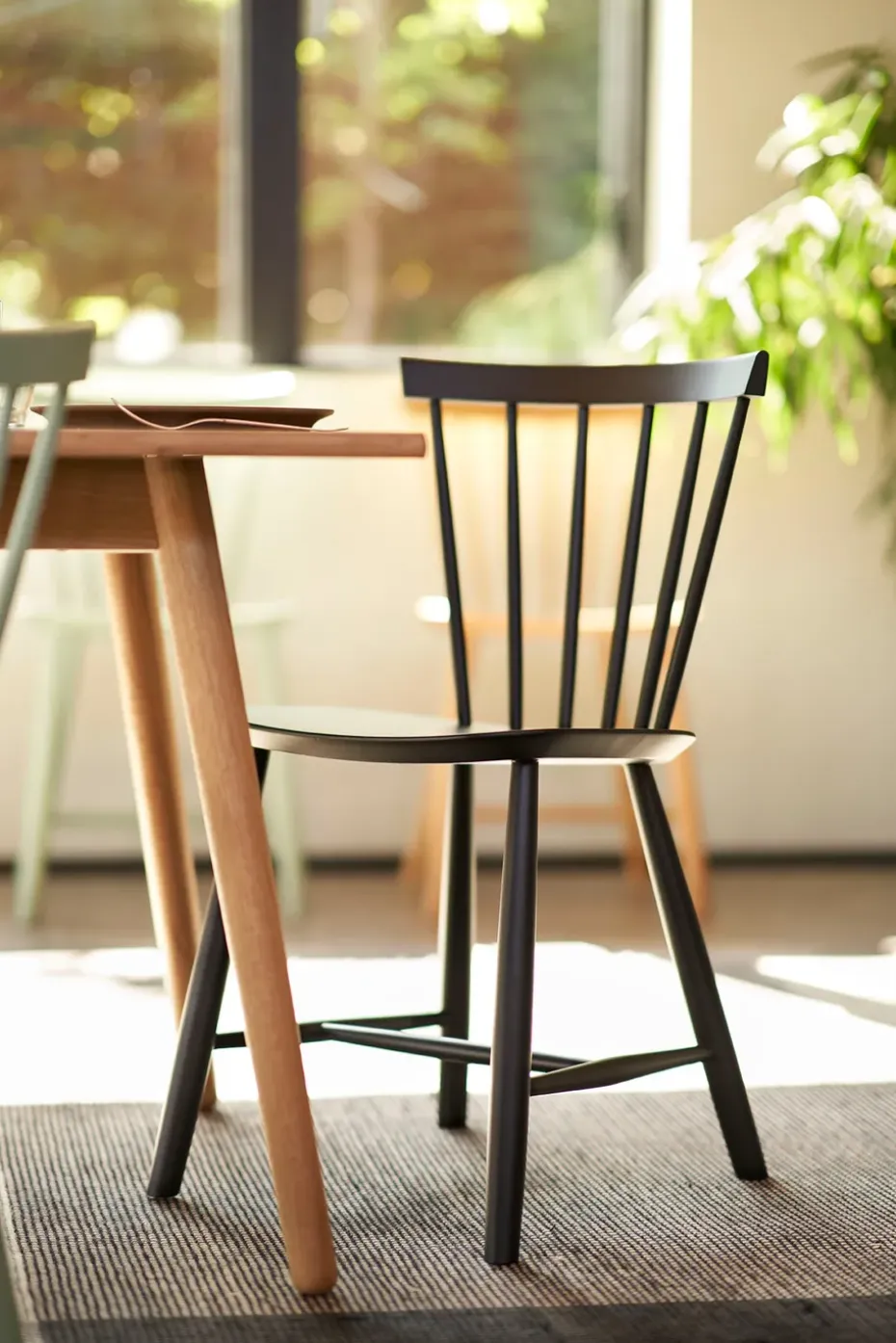 Silla J46, Beech dark blue painted