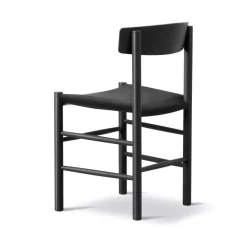 Silla J39, Haya lacada en negro-black canvas