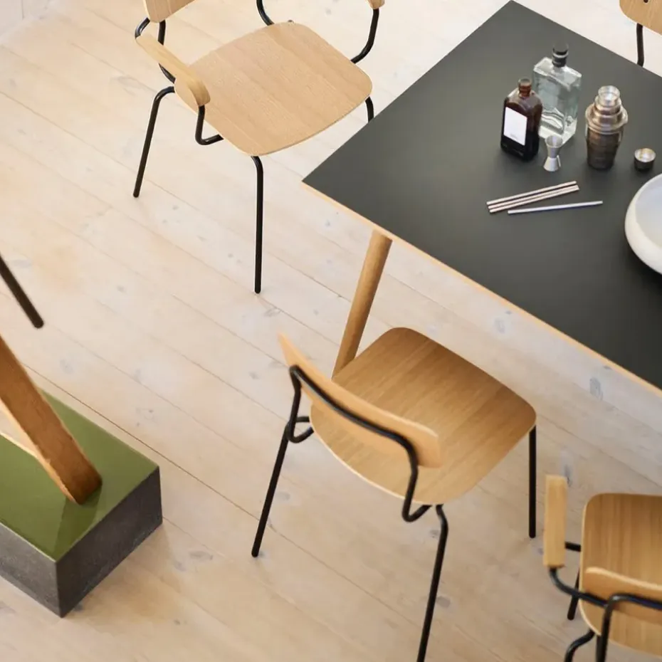 Silla J182 Holmen , Chapa de roble - patas negras