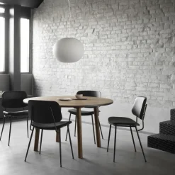 Silla metálica Søborg 3062 totalmente tapizada, cuero Omni 307 cognac, hueso de roble lacado