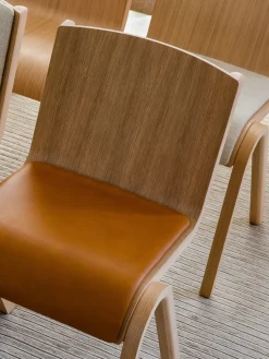 Silla Ready con asiento tapizado, Red oak-Logan Jasmine