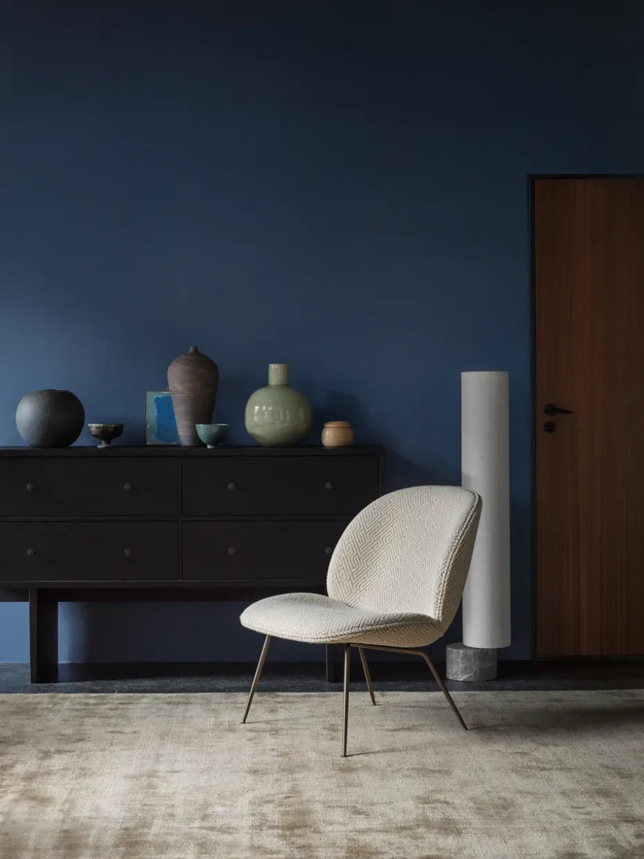 Sillón Beetle lounge chair fully upholstered conic base, Dora boucle 0002-antique brass