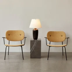 Sillón Co, Cuero dakar 0842 black, respaldo y brazo roble oscuro, base negra