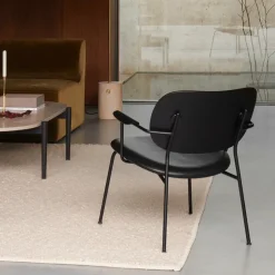 Sillón Co, Cuero dakar 0842 black, respaldo y brazo roble oscuro, base negra