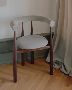 Sillón con reposabrazos Bukowski tapizado, Nogal, Megan 26 Beige