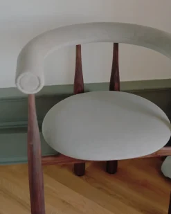 Sillón con reposabrazos Bukowski tapizado, Nogal, Megan 26 Beige