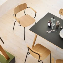 Sillón J183 Holmen con reposabrazos, Chapa de roble-patas negras