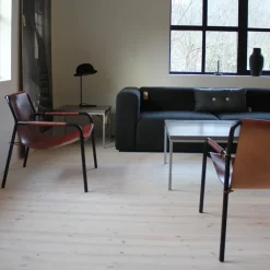 Sillón September, cuero negro, estructura de acero lacado negro