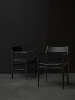 Siza silla con brazos, Fresno con lasur negro y tapizado de cuero