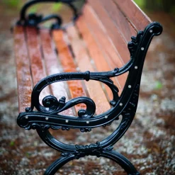 Sofá Byarum, Pino barniz marrón, soporte de aluminio en bruto, 155 cm