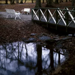 Sofá Byarum, Pino lacado en blanco, soporte de aluminio en bruto, 155 cm.