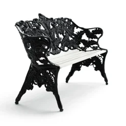 Sofá Classic, Pino lacado blanco, soporte negro