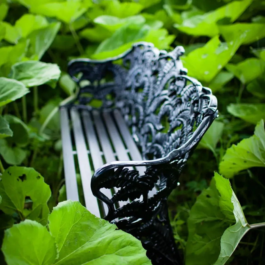 Sofá Classic, Pino lacado blanco, soporte negro