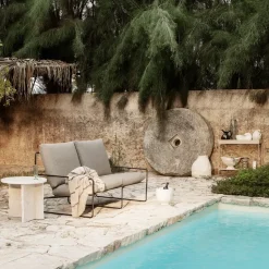 Sofá de 3 plazas Desert, Tela dark sand, base negra