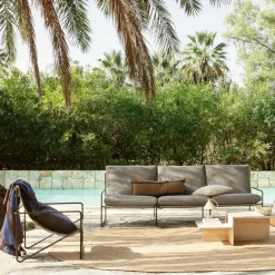 Sofá de 3 plazas Desert, Tela dark sand, base negra