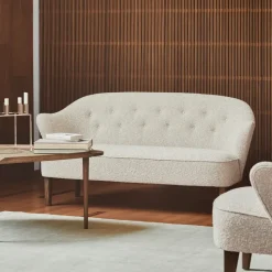 Sofá de 2,5 plazas Ingeborg, Piel de oveja sahara, patas roble natural