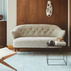 Sofá de 2,5 plazas Ingeborg, Piel de oveja sahara, patas roble ahumado